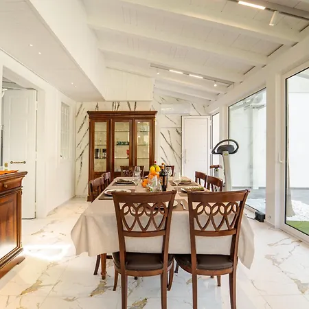Villa Holidays Alba