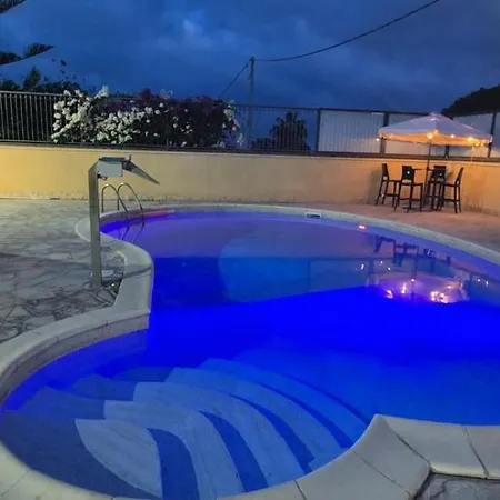 Villa Holidays Alba *